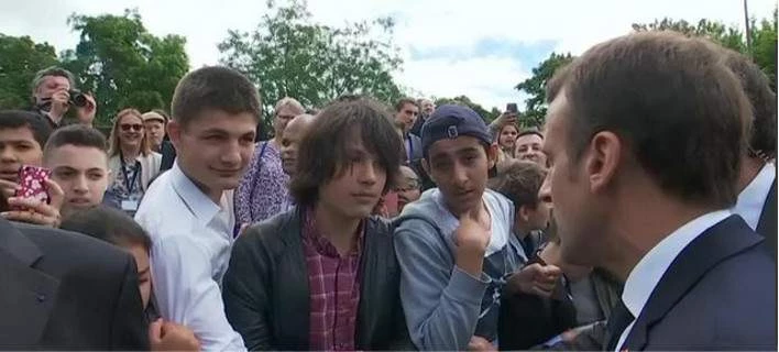 Ο Ε. Μακρόν «τα χώνει» σε νεαρό: «Πάρε πτυχίο, βρες δουλειά και μετά κάνε επανάσταση» (Βίντεο)